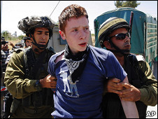 القوات الإسرائيلية تعتقل أحد الناشطين