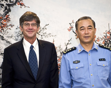 تشياوتيان (يمين) مع شتاينبرغ نائب وزيرة الخارجية الأميركية في لقاء سابق.