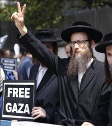 تظاهرة يهودية نصرة لغزة خلال زيارة نتنياهو لـ«مجلس العلاقات الخارجية» في نيويورك أمس.
