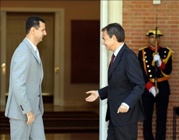ثاباتيرو خلال استقباله الأسد في قصر مونكلوا الرئاسي في مدريد أمس