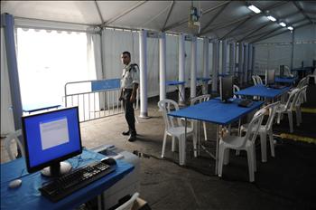 جندي من الاحتلال في إحدى الخيم التي أعدتها السلطات الإسرائيلية لاحتجاز المشاركين في «أسطول الحرية» في ميناء أسدود أمس