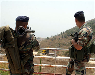 جنديان من الجيش اللبناني يراقبان الحدود مع إسرائيل