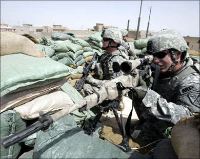 جنود أميركيون أمام مقر الشرطة في مدينة الموصل