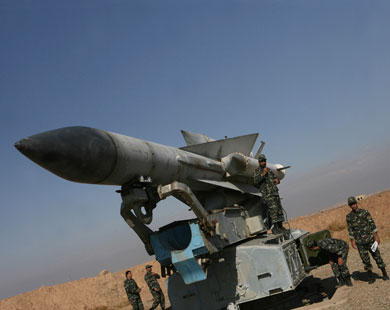 جنود إيرانيون يجهزون بطارية صواريخ أقل تطورا من طراز أس 200