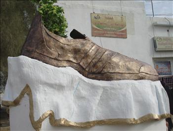 حذاء برونزي كان يفترض أن يكون نصباً تذكارياً في تكريت، لكن السلطات العراقية طلبت أن يزال النصب، بذريعة انه أقيم في ملك عام