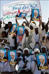 حشود تحمل لافتات مؤيدة للبشير، خلال حفل تدشين سدّ مروى في شمال الخرطوم، أمس