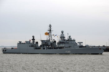 سفينة تابعة لقوات بحرية دولية للتصدي للقراصنة
