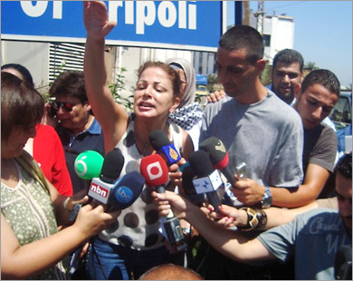 سمر الحاج تتحدث إلى وسائل الإعلام عند مدخل مرفأ طرابلس