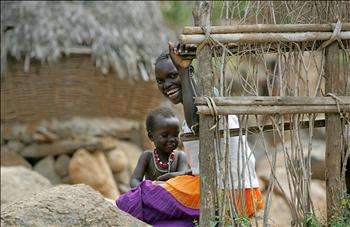 سودانية جنوبية مقيمة في مدينة أم درمان الشمالية مع طفلها أمس