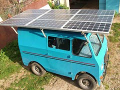 سيارة تعمل على الطاقة الشمسية صديقة للبيئة