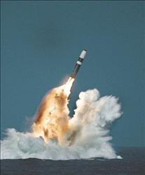 صاروخ «ترايدنت» يطلق من البحر في صورة ينشرها موقع البحرية الأميركية.