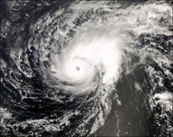 صورة بالأقمار الصناعية لإعصار بيرثا وهو يتشكل فوق الأطلسي