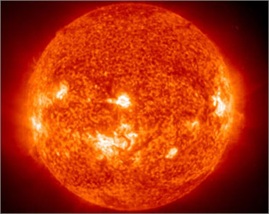 صورة تظهر بقعا شمسية على سطح الشمس