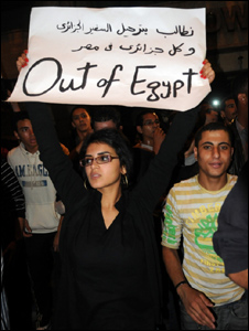 طالبت الحشود المصرية الغاضبة بطرد السفير الجزائري من مصر