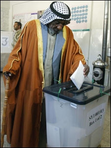 عراقي يدلي بصوته في انتخابات 2005 بدمشق