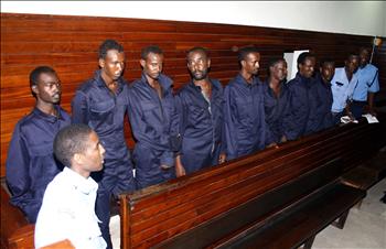 قراصنة صوماليون خلال مثولهم امام محكمة كينية في مومباسا، أمس