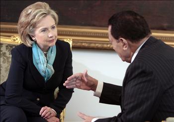 مبارك وكلينتون خلال لقائهما في القاهرة أمس