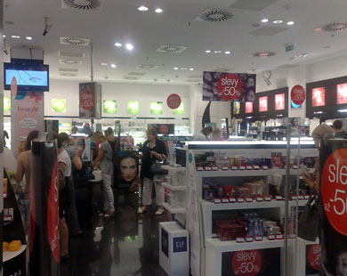 متجر يعج بالنساء المتسوقات وسط براغ