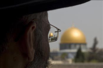 متشدد يهودي ينظر إلى قبة الصخرة في القدس المحتلة أمس
