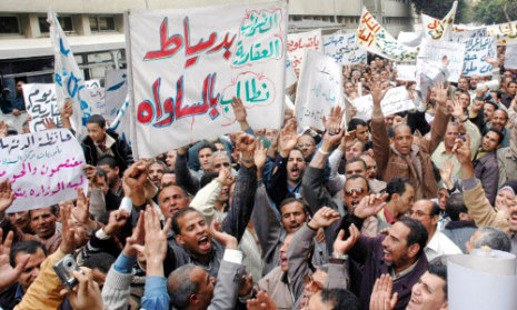 متظاهرون مصريون ضدّ تضخّم الأسعار أمام مقرّ الحكومة في القاهرة أمس