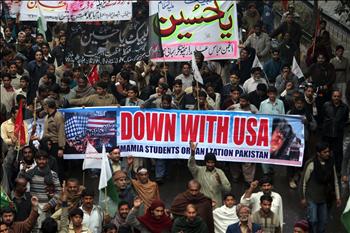 متظاهرون يشاركون في تظاهرة لإدانة تفجيري كراتشي في مدينة لاهور الباكستانية أمس