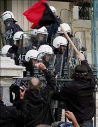 متظاهرون يشتبكون مع شرطة مكافحة الشغب أمام مبنى البرلمان في أثينا أمس