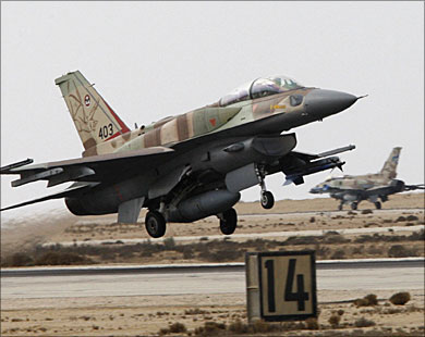 مقاتلة من طراز أف 16 تقلع من قاعدة رامون الجوية جنوب إسرائيل