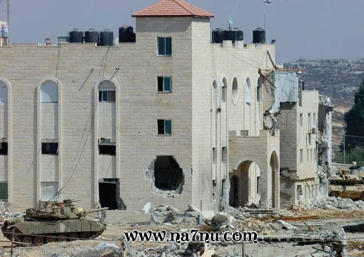 مقر السلطة الفلسطينية في رام الله وتبدو عليه آثار القذائف الإسرائيلية