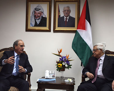 ميتشل (يسار) دعا عباس للعودة للتفاوض رغم الشروط والإجراءات الإسرائيلية