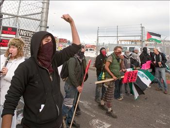 ناشطون أميركيون خلال تظاهرة ضد إسرائيل في مرفأ أوكلاند في كاليفورنيا أمس الأول.