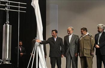 نجاد يعرض النموذج الجديد لجهاز الطرد المركزي خلال حفل في طهران أمس