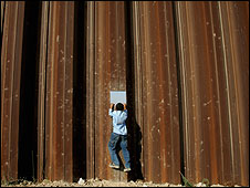 يبنى الجدار من الفولاذ القوي ويمتد على عمق 18 مترا تحت سطح الارض.