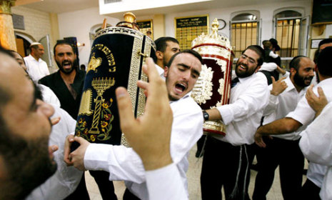 يهود يؤدّون طقساً دينياً في القدس المحتلة