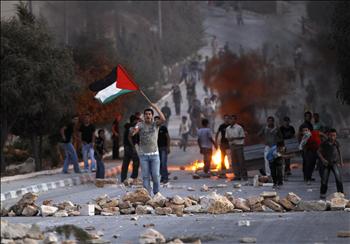 شبان فلسطينيون خلال اشتباكات مع قوات الاحتلال الإسرائيلي في بلدة بيت فجار في الضفة الغربية أمس 