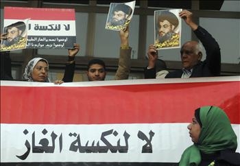مصريون يحملون صور امين عام حزب الله السيد حسن نصر الله ولافتة كتب عليها »لا لنكسة الغاز« خلال تظاهرة امام المحكمة في القاهرة امس 