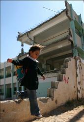 هبة (7 أعوام) تمر أمام منزلها الذي دمره الاحتلال الإسرائيلي في طريق العودة إلى الخيمة التي تعيش فيها مع والديها وإخوتها الثمانية في غزة 