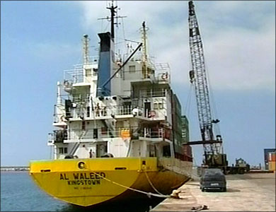 السفن التجارية بدأت تتوافد على موانئ لبنان بعد رفع الحصار البحري الإسرائيلي 