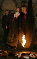 جون ماكين والسيناتوران جوزف ليبرمان (إلى اليمين) وليندسي غراهام (في الوسط) يضرمون «الشعلة الأبدية» في متحف «ياد فاشيم» في القدس المحتلة أمس