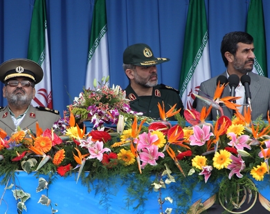 أحمدي نجاد (يمين) أثناء حضوره حفلا عسكريا أمس