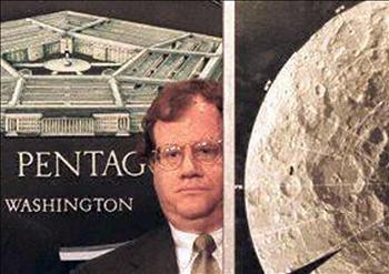صورة لنوزات خلال مؤتمر صحافي في مقر البنتاغون في واشنطن عام 1996، وتبدو صورة للقمر أخذت ضمن برنامج لوكالة «ناسا»