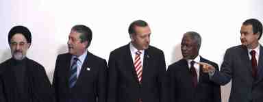 ثاباتيرو (من اليمين) وأنان وأردوغان والرئيس السابق لمنظمة اليونيسكو فريدريكو مايور وخاتمي خلال لقاء اسطنبول أمس 