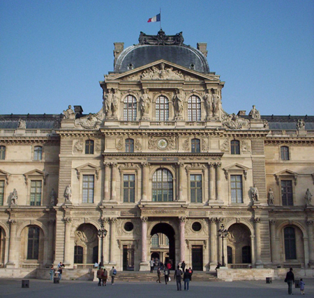 متحف اللوفر الباريسي من الخارج 