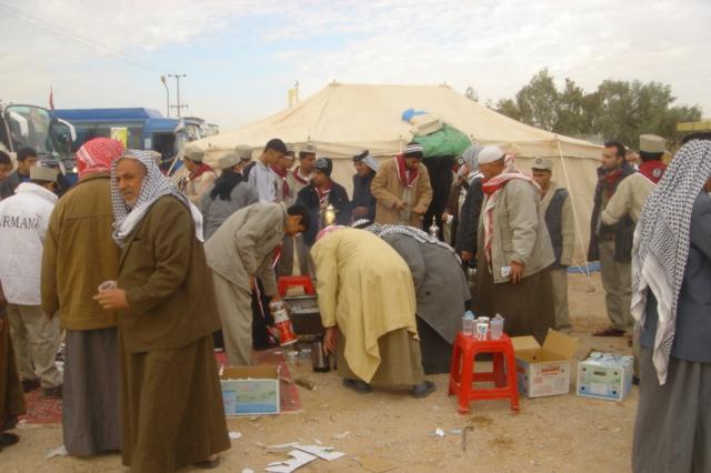 لاجئون عراقيون في مخيم رفحاء على الحدود مع السعودية