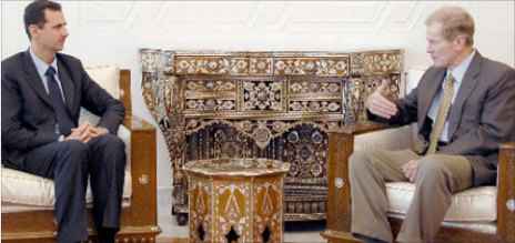 الأسد مستقبلاً السيناتور الأميريكي بيل نيلسون في قصر الشّعب في دمشق أمس 