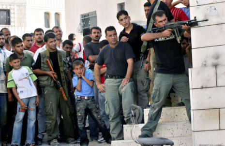مقاوم فلسطيني يتصدى لدبابات (غير ظاهرة في الصورة) خلال توغلها في القباطية 