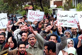 نازحون عراقيون يعتصمون أمام مكتب المفوضية السامية للأمم المتحدة للاجئين في دمشق أمس، احتجاجاً على قرار سوريا خفض مدة الاقامة التي تمنحها للعراقيين