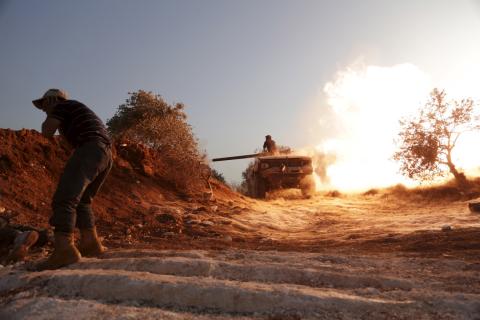  في سوريا يحشدون راجمات صواريخ ومدرعات قرب حلب ويعدون استفزازات كيميائية بإدلب