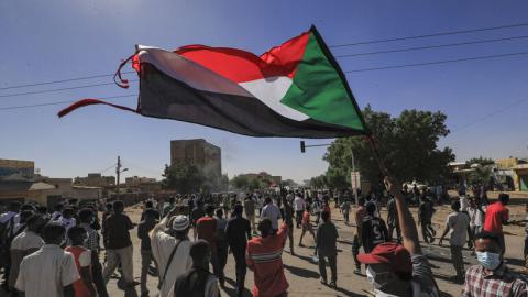 إطلاق قنابل غاز مسيل للدموع على متظاهرين معارضين للجيش في السودان