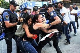 الشرطة التركية تفرق تظاهرة نسوية بالقوة
