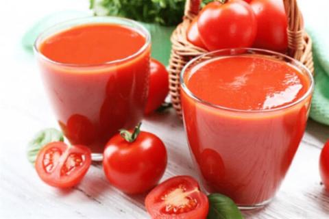 عصير الطماطم يساعد على تخفيض مستوى ضغط الدم المرتفع.